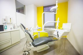 Gelbes Behandlungszimmer